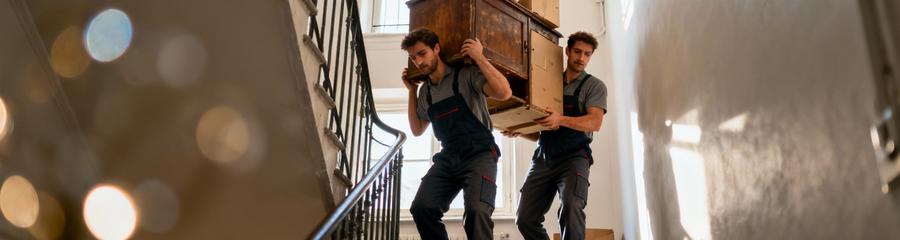 Débarrasseurs transportant mobilier escalier étroit immeuble Le Havre, accès contraignant sans ascenseur