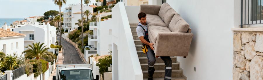 Débarrasseur transportant mobilier escaliers étroits résidence Mandelieu, contraintes accès terrain