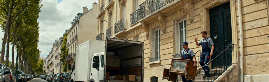 Intervention Demenagement Immeuble Haussmannien Suresnes Professionnels du débarras chargeant meubles dans camionnette devant immeuble haussmannien à Suresnes