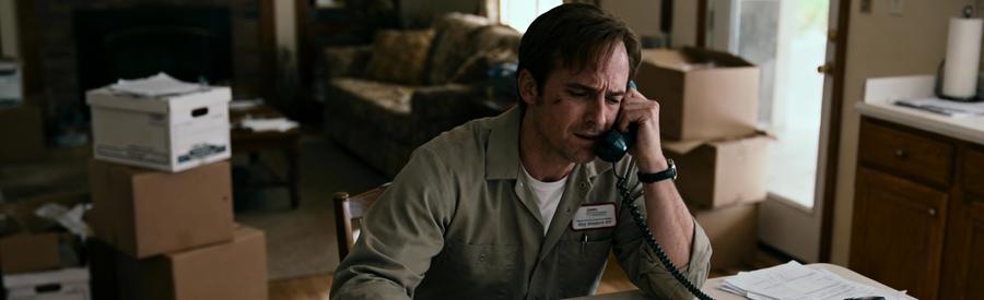 Recherche Fastidieuse Debarrasseur Nogent Marne Personne fatiguée au téléphone entourée de documents pour trouver un débarrasseur à Nogent-sur-Marne