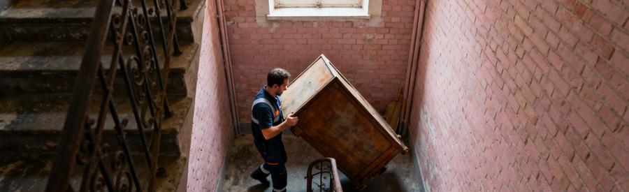 Transport Meuble Escalier Etroit Immeuble Ancien 31 Professionnel transportant meuble dans escalier étroit d'immeuble ancien avec murs briques roses à Toulouse