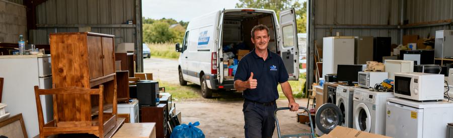 Tri Selectif Debarrasseur Morbihan Débarrasseur professionnel triant les objets récupérés par catégories pour une réutilisation ou recyclage responsable en Morbihan