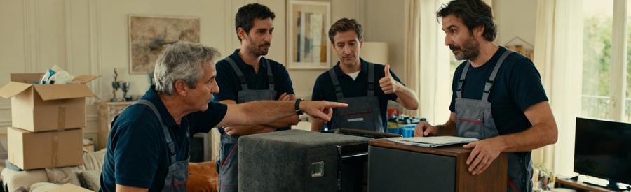 Professionnels du débarras en train de comparer des objets dans un salon, montrant leur expertise à Saint-Herblain.