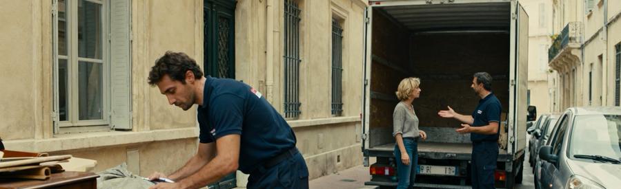 Deux professionnels du débarras évaluent un appartement T3 à Marseille, illustrant la comparaison des offres.