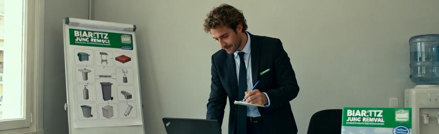 Débarrasseur prenant des notes pour un service à Biarritz, tableau de tri visible.