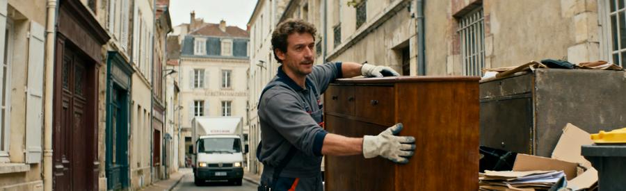 Un débarras professionnel à Chalon-sur-Saône dans une rue étroite, montrant l'expertise du personnel en action.