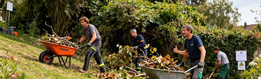 Débarras de jardin en pente, professionnels avec brouettes à chenilles, débroussaillage.