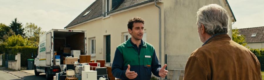 Un professionnel discute avec un client devant une maison à Le Grand-Quevilly, prêts pour un débarras réglementé.