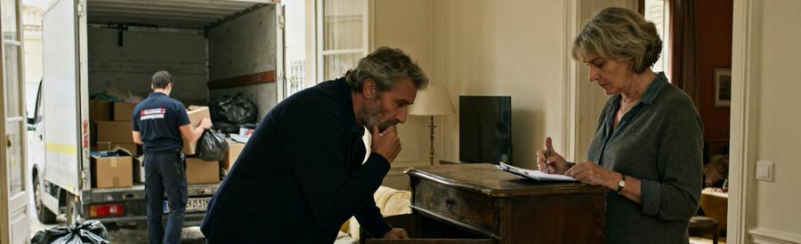 Héritiers examinant des meubles dans un appartement à Marseille pendant un débarras.