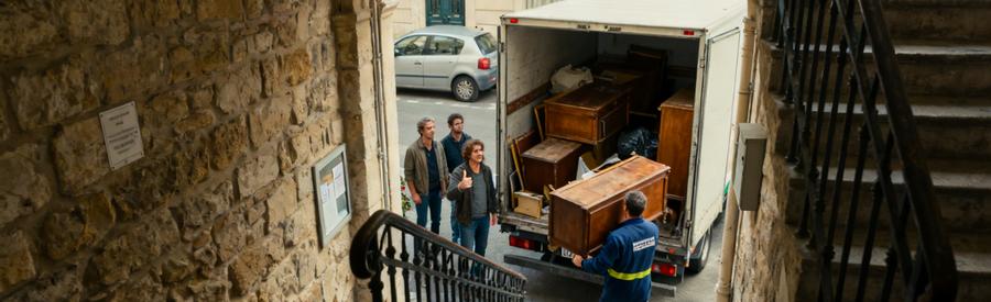 Débarras professionnel dans le 5ème arrondissement de Marseille, illustrant une cage d'escalier étroite avec des meubles en cours d'évacuation.