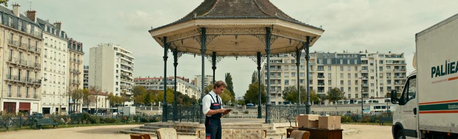 Un professionnel évalue des meubles dans une cour de pavillon à Palaiseau, montrant la diversité du débarras dans la ville.