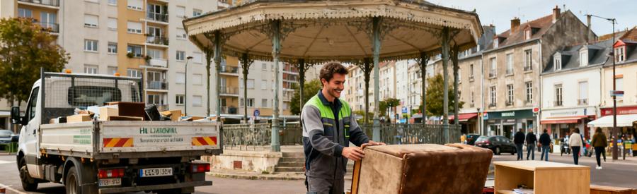 Débarras professionnel évaluant des meubles devant un pavillon à Sotteville-lès-Rouen, camion en arrière-plan.