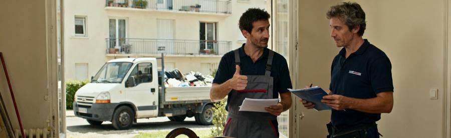 Professionnels du débarras à Poitiers comparant objets et tarifs dans un appartement T3 avant l'évacuation.