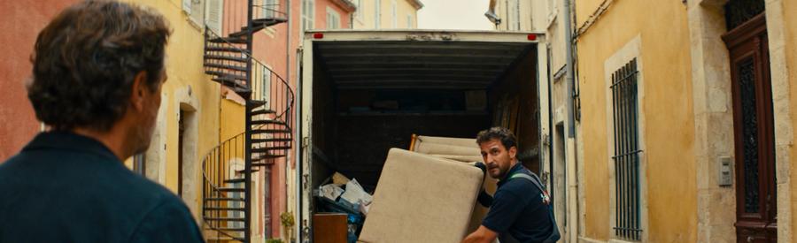 Débarrasseur manœuvrant un meuble dans une ruelle étroite de Carpentras, montrant expertise et attention.