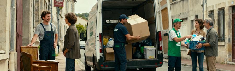 Professionnels du débarras à Brive-la-Gaillarde évaluant des objets, chargeant un camion et présentant des articles à recycler.