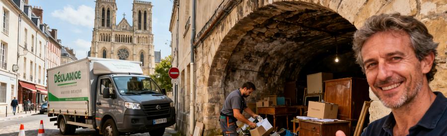 Débarras dans une ruelle pavée au Mans avec professionnels, camion et cave voûtée.