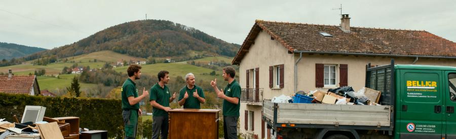 Des débarrasseurs professionnels évaluent des meubles devant une maison dans le Territoire de Belfort, illustrant leur efficacité et proximité géographique.