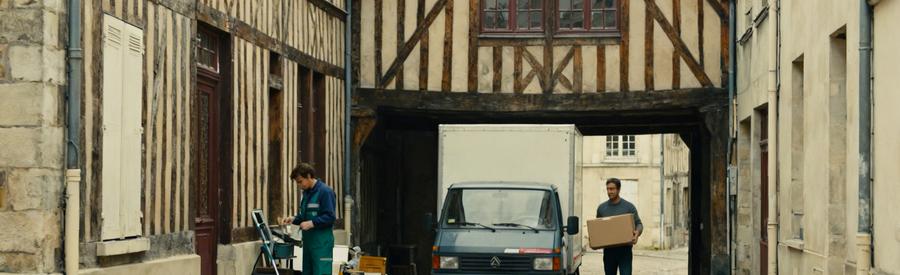 Débarras professionnel dans le centre historique de Troyes, maison à pans de bois et camion stationné.