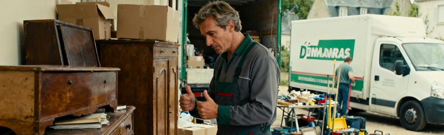 Un professionnel évaluant un T3 encombré de meubles et cartons à Vitré, prêt pour un débarras efficace.