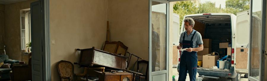 Professionnel évaluant un appartement encombré à Bagnols-sur-Cèze, prêt pour le débarras rapide.