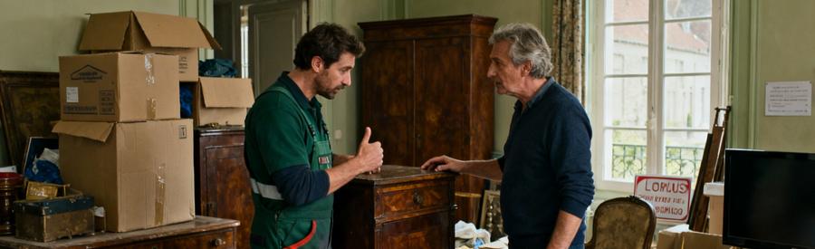 Professionnel du débarras à Calais discutant avec un client sur des objets à évacuer, évaluation minutieuse.