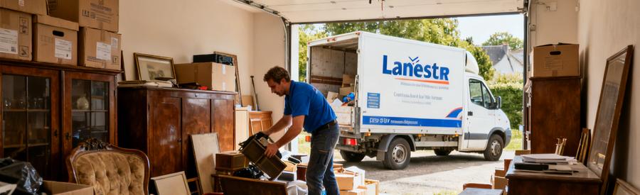 Un professionnel du débarras tripe des meubles et cartons dans un T3 encombré, prêt pour évacuation.