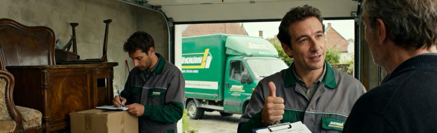 Débarras professionnel à Hénin-Beaumont, discussion autour d'un devis et évaluation d'objets.