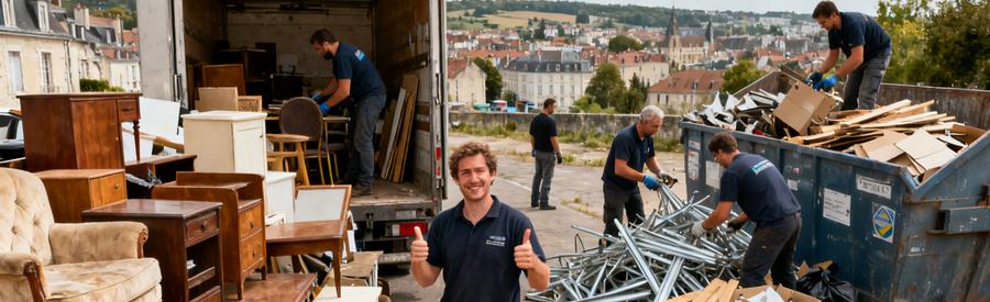 Des professionnels trient des meubles et matériaux lors d'un débarras à Dole pour le recyclage et la valorisation.