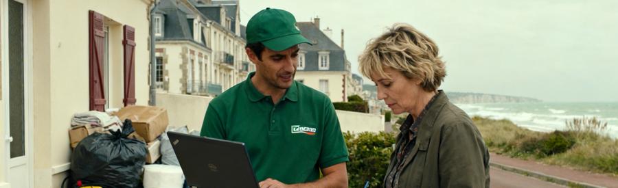 Un professionnel du débarras à Dieppe discutant avec un client devant une maison, mettant en avant la démarche simple et rapide.