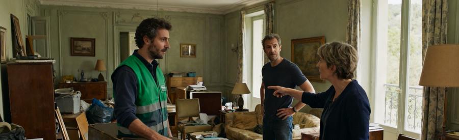 Un professionnel du débarras consulte un client sur des meubles à Berre-l'Étang, illustrant l'importance de l'évaluation dans le choix du service.