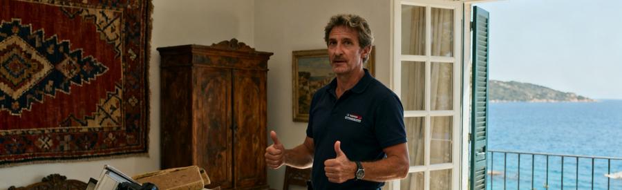 Professionnel du débarras examinant des objets typiques dans un salon à Porto-Vecchio, Corse-du-Sud, avec vue sur la mer.