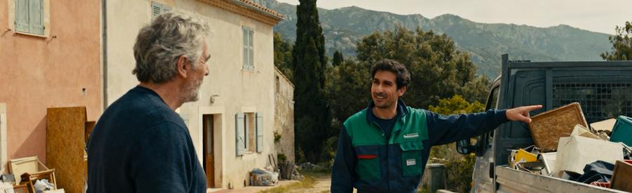 Personne échangeant avec un professionnel du débarras devant une maison en Haute-Corse, illustrant un service efficace.