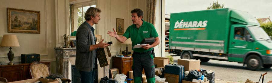 Professionnels du débarras évaluant des objets dans un salon à Hérouville-Saint-Clair, montrant leur expertise et engagement avec le client.