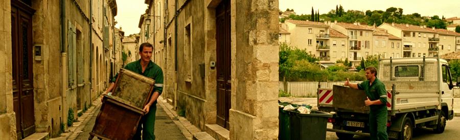 Scène de débarras dans une ruelle du centre ancien et un lotissement pavillonnaire à Bagnols-sur-Cèze.