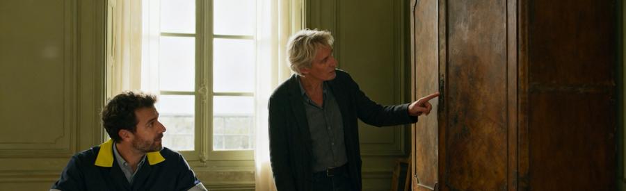 Un professionnel évalue avec un client des objets à débarrasser pour obtenir des offres de débarras au Mans.